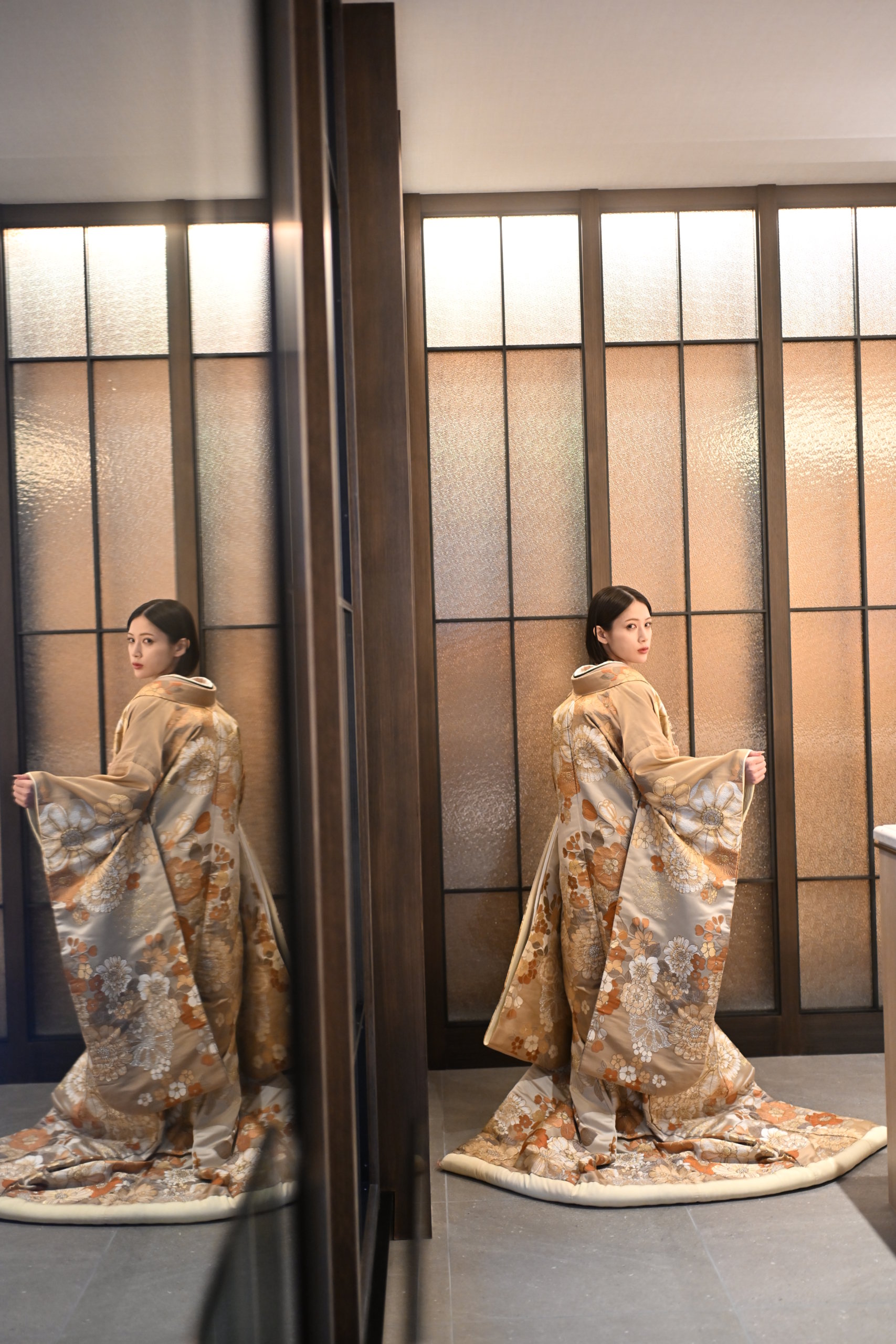 色打掛を試着し鏡の前で微笑む花嫁の写真