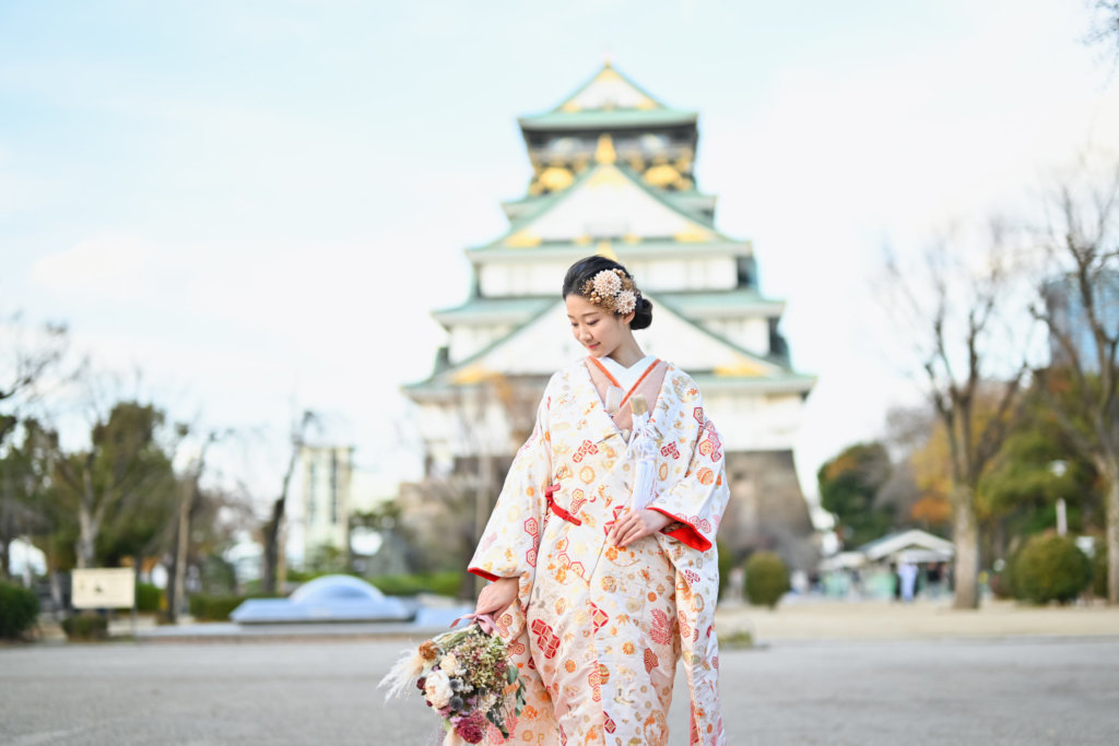 休憩をとりながら笑顔を見せる和装姿の新婦
