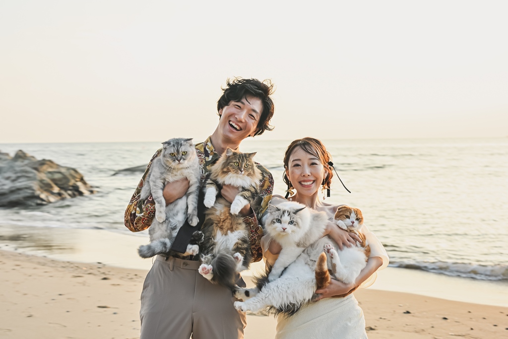 愛犬と家族が笑い合っている様子
