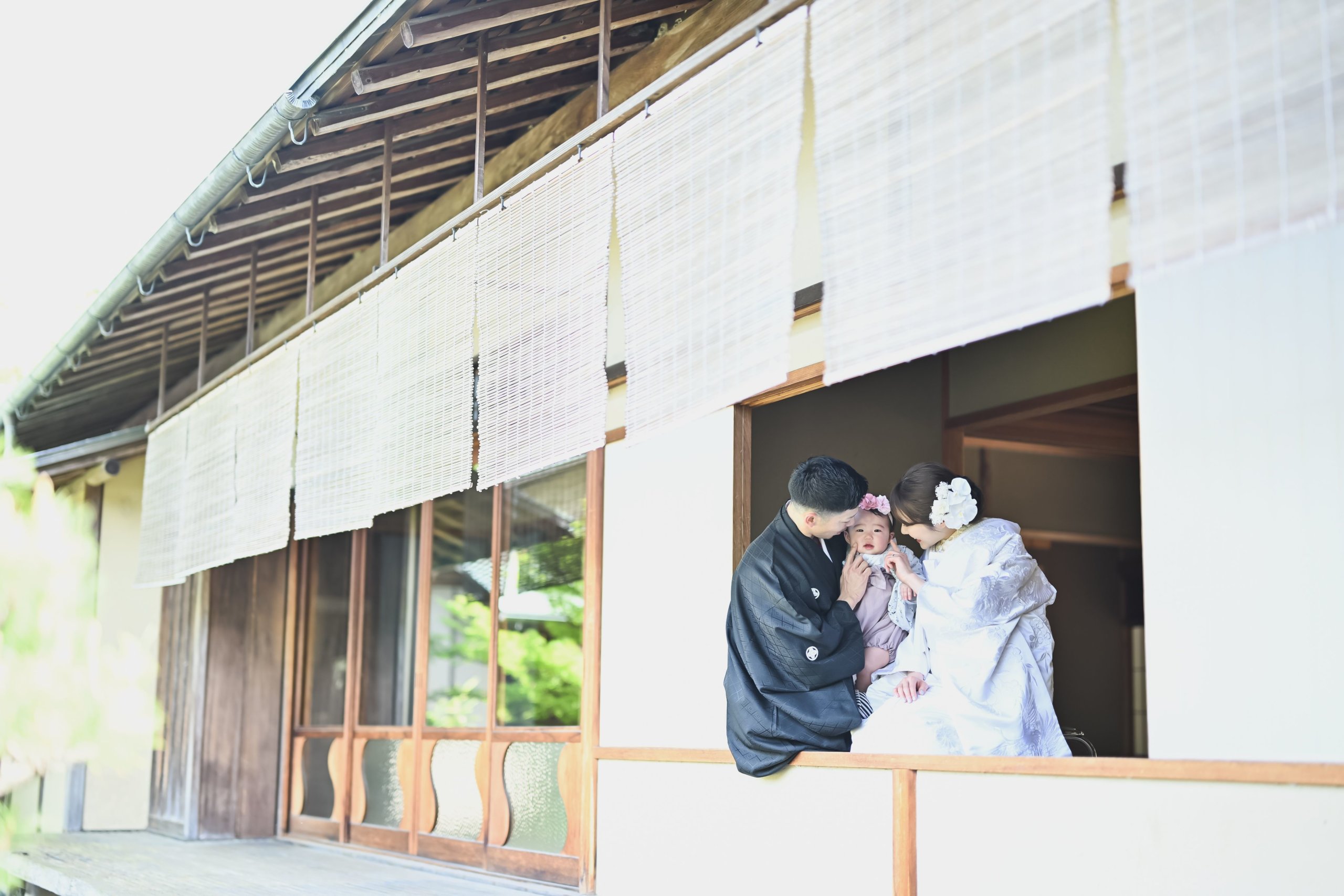 赤ちゃんと家族が一緒に写っている様子