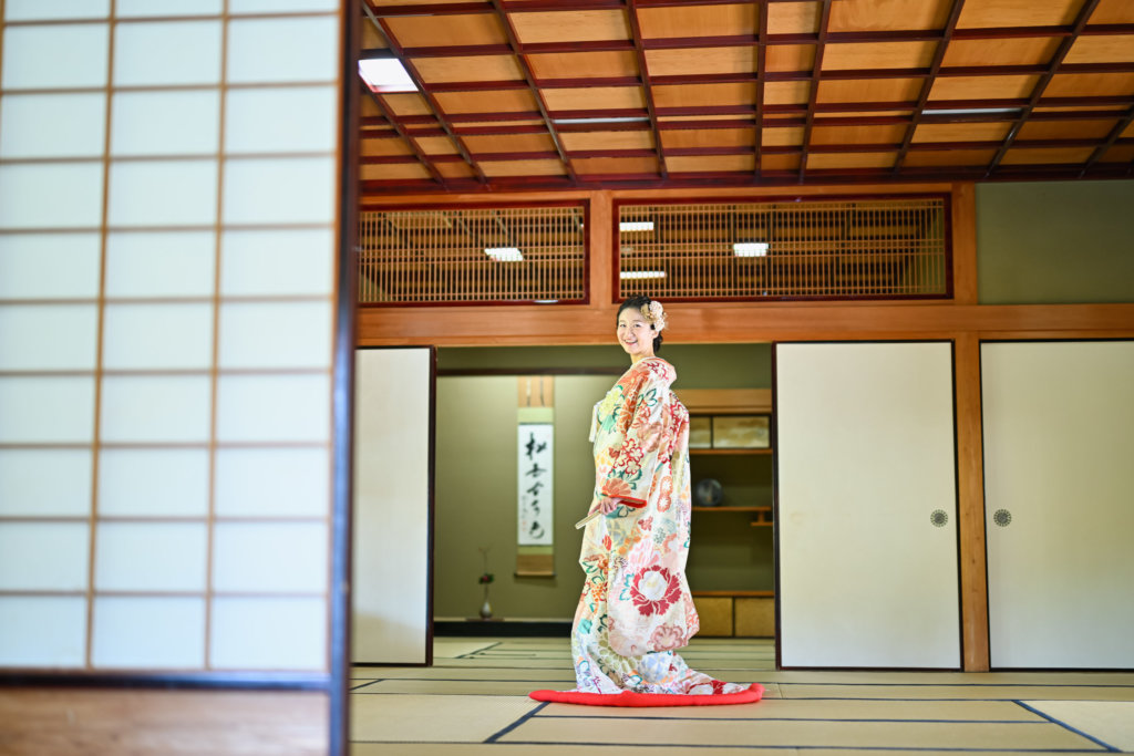 色打掛を纏った花嫁が振り返る撮影シーンの写真