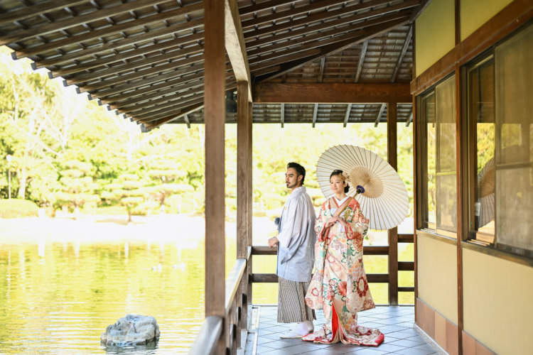 池のほとりでの和装撮影スポット写真