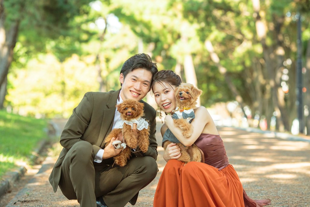 家族全員がリラックスした表情で並んでいる様子