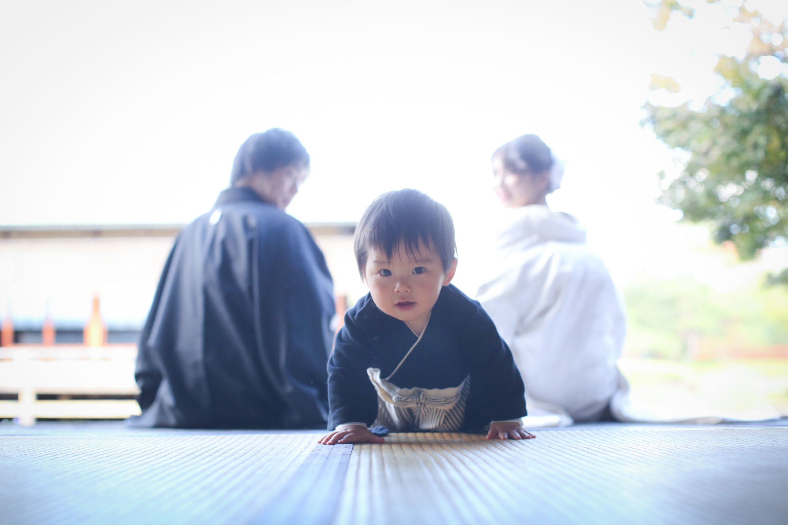 赤ちゃんが家族に抱っこされている様子