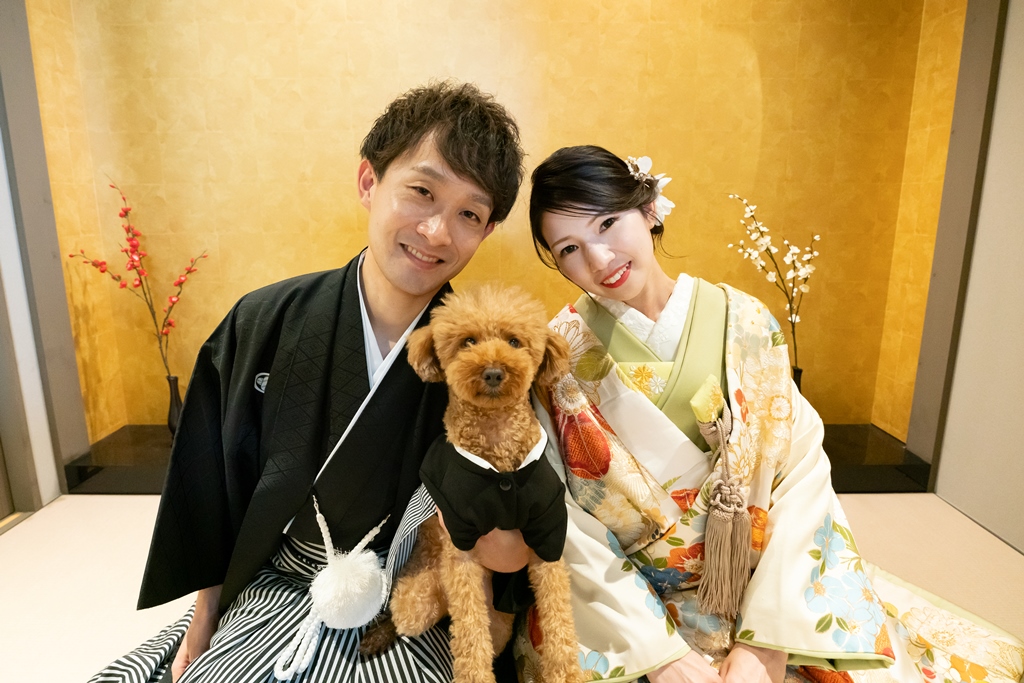 家族で衣装を選んでいるシーン