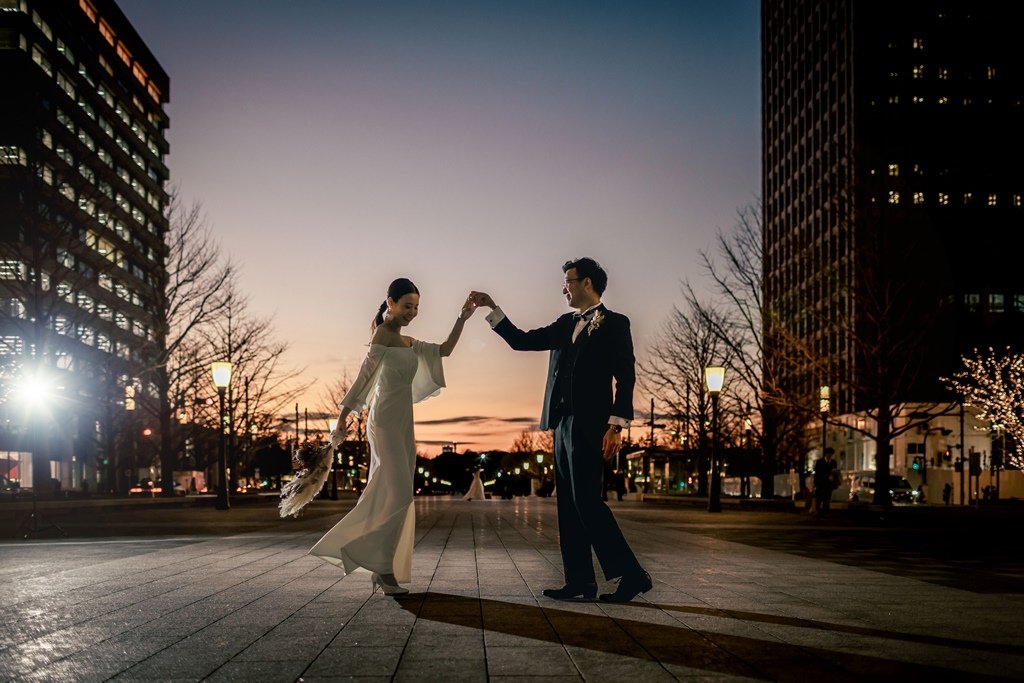 東京駅でダンスしている夫婦