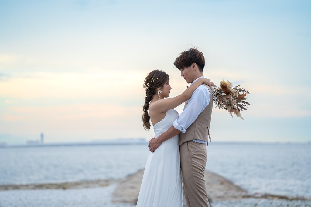 マーブルビーチで向き合う夫婦