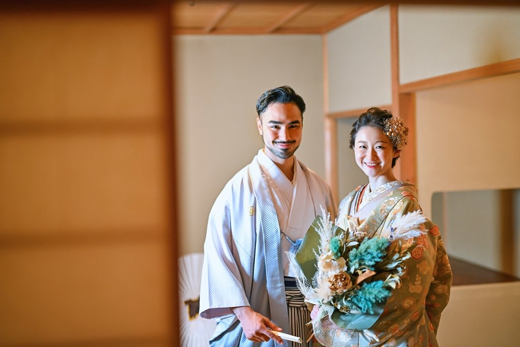 和装を着たオシャレな夫婦