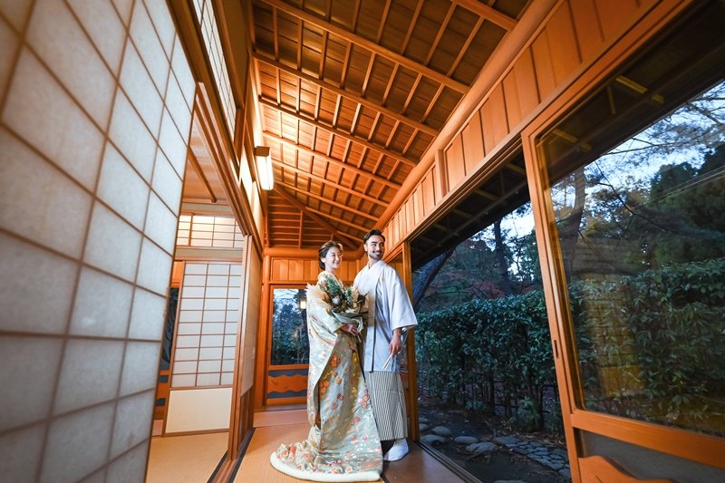 大阪の和装前撮りで人気茶室の縁側に並んで立つ新郎新婦の写真