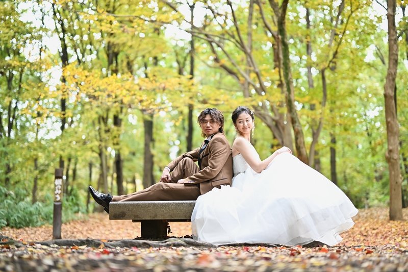 新郎新婦が背中合わせで座っている写真