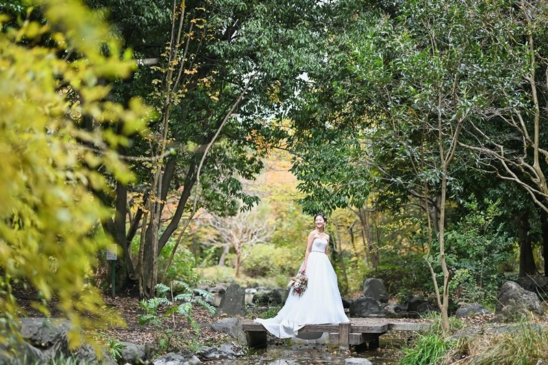 森の中の新婦の写真