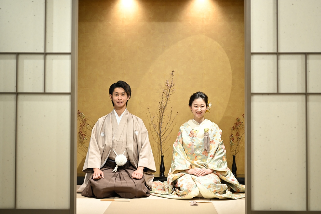 格式ある和室セットで並んで座る白無垢の花嫁と羽織姿の新郎
