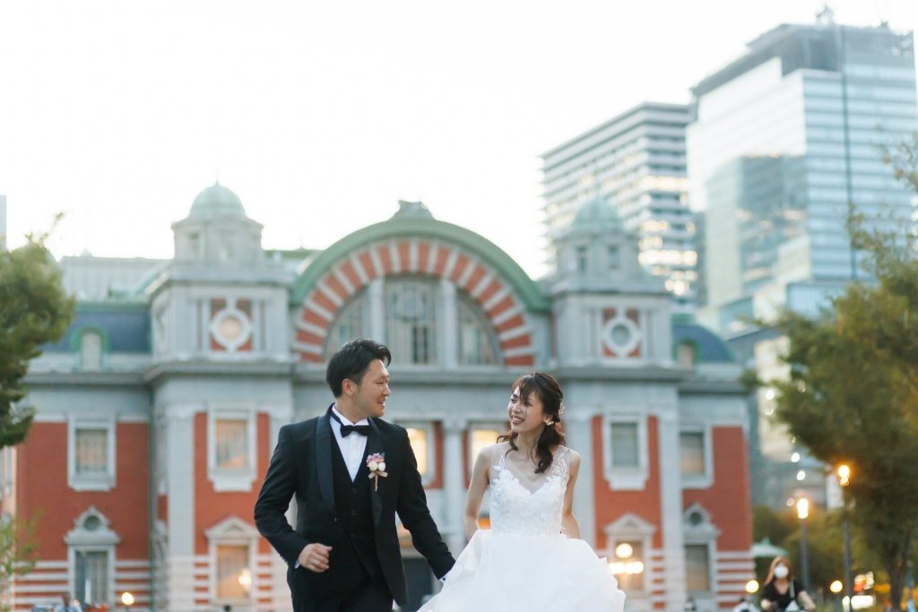 中央公会堂の外観前で撮った結婚写真