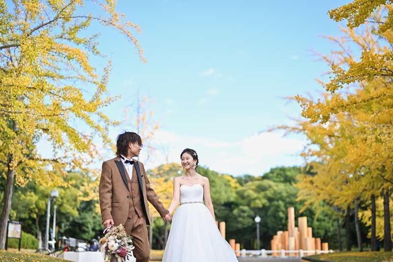 大泉緑地公園を洋装姿でデートしている写真