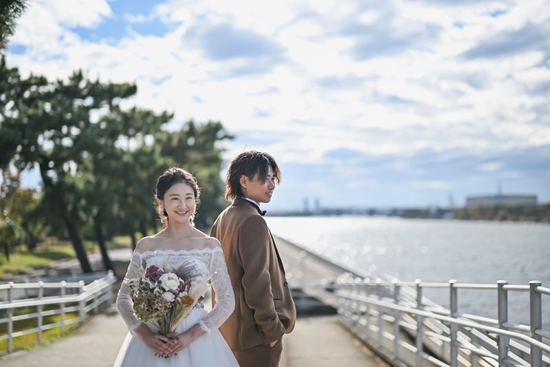 キラキラ光る浜寺公園の海と笑顔のふたり