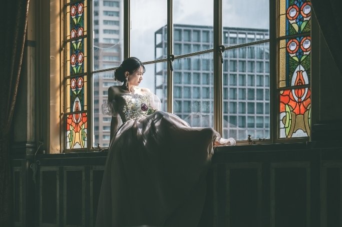 中央公会堂の窓辺に座っている花嫁