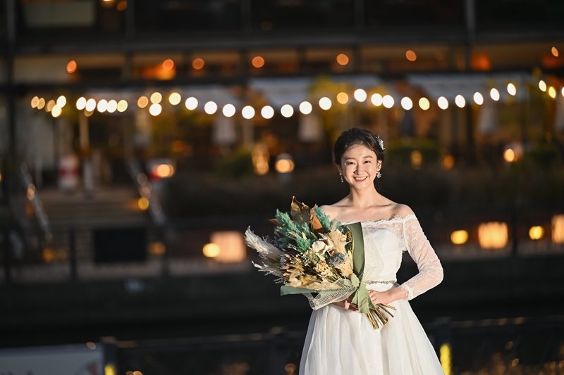 ネオンの光と笑顔の花嫁
