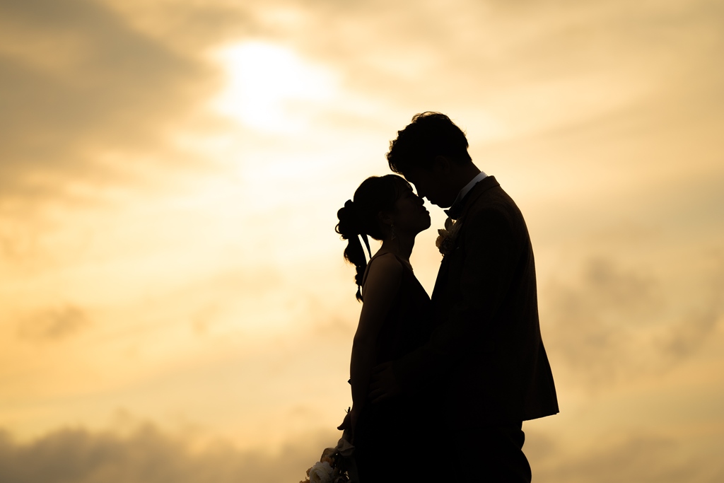 撮影を終えて自然な笑顔を見せる新婦のポートレート