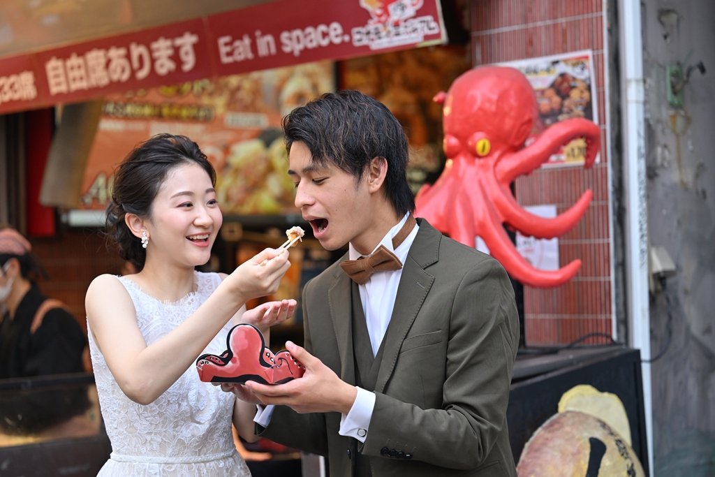 道頓堀でたこ焼き食べてる新郎新婦
