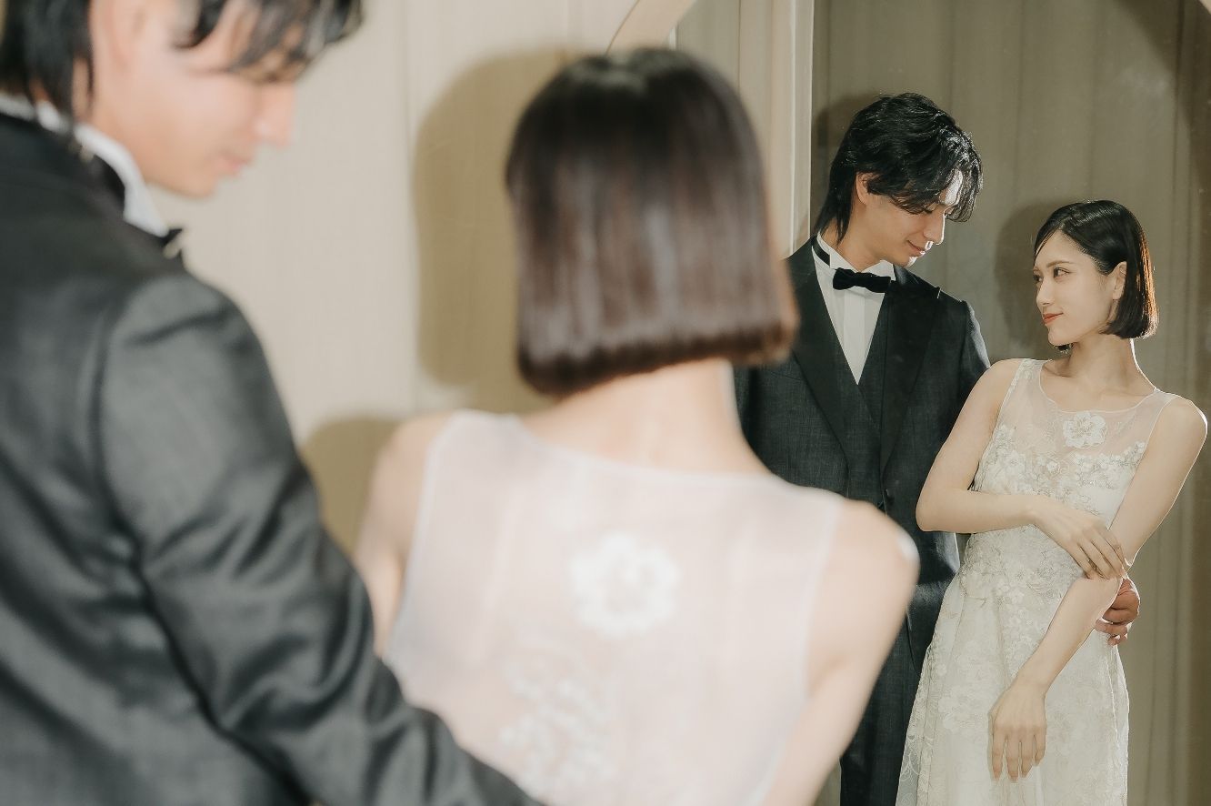ドレスを試着している様子の写真