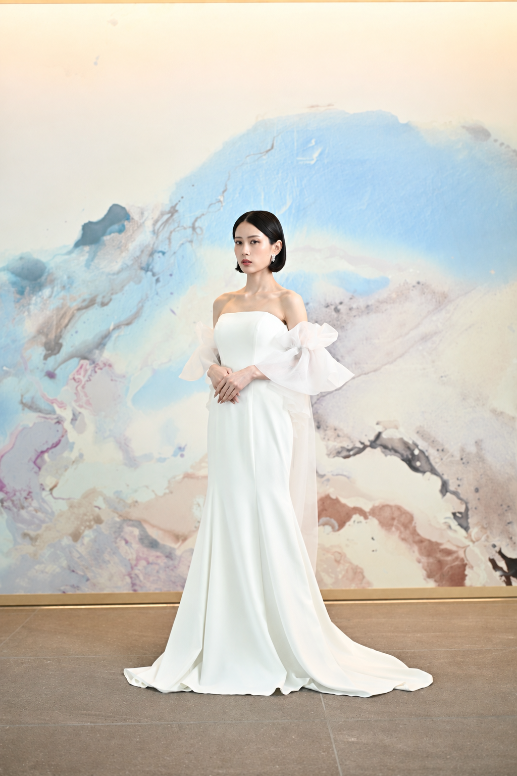 ファーのボレロを羽織ったドレス姿の写真
