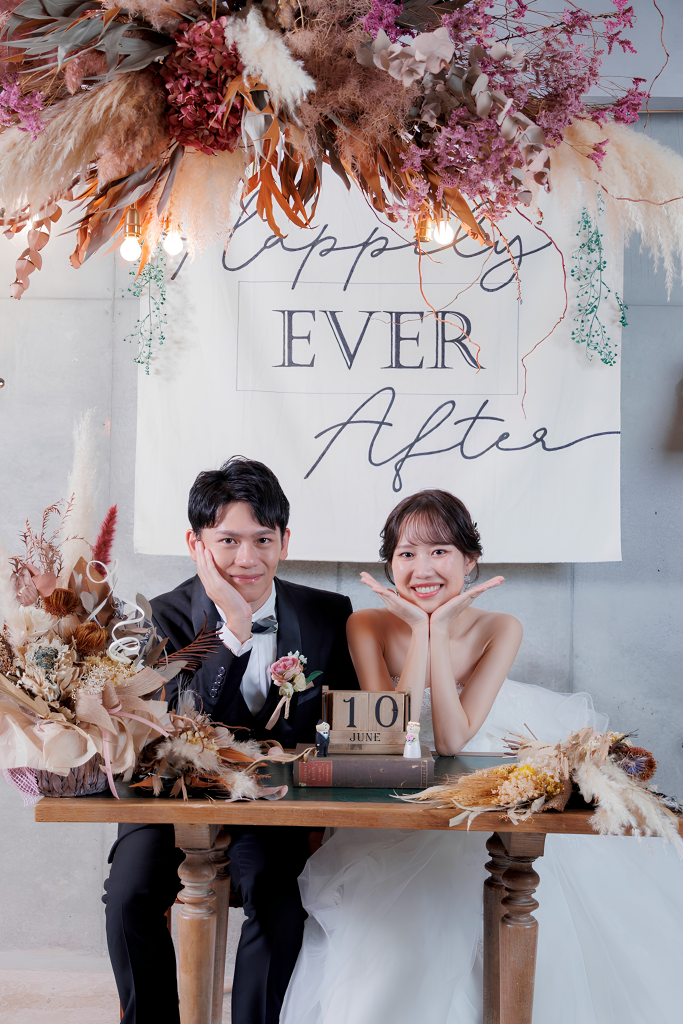 ドライフラワーが飾られたナチュラルなコーナーでくつろぐ新郎新婦