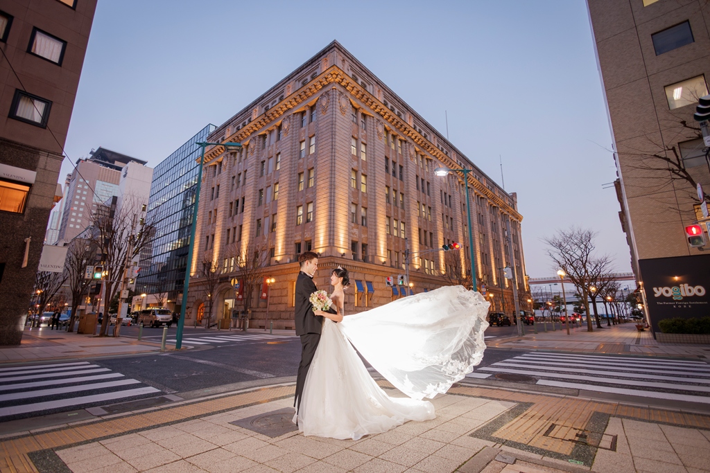 屋外でドレスの裾が風になびいている写真