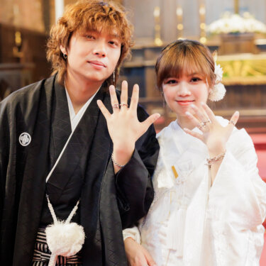 結婚指輪をはめた手を広げて見せる紋付袴の新郎と白無垢の花嫁。大阪の川口基督教会で撮る、指輪が主役の和装前撮り