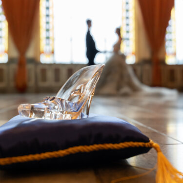 ✨ステンドグラスが彩る、優雅なウェディングのひととき💍🤍
